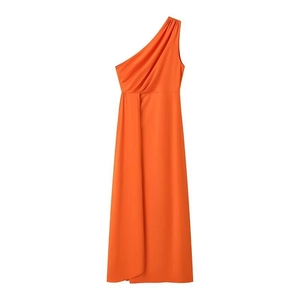 Détail de la robe longue orange asymétrique avec taille froncée et fente élégante
