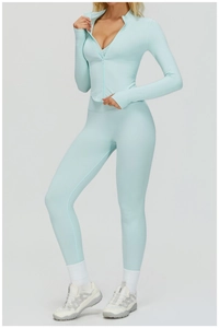 Détail de l'ensemble de yoga sans couture bleu clair avec haut zippé et passe-pouces