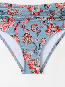 Dettagli dello slip bikini a vita alta con stampa floreale paisley e tessuto arricciato