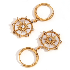 Boucles d'oreilles boussole en acier plaqué or 18K avec étoile et incrustation blanche