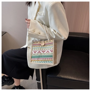Détail du sac à lunch en lin avec motifs géométriques colorés et bouton en bois