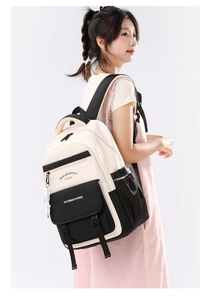 Détail du sac à dos de voyage au design bicolore noir et blanc avec citations inspirantes