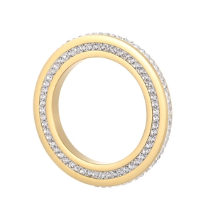 Détail d'une bague en acier plaqué or ornée de cristaux clairs sertis en cercle