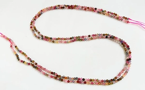 Détail de perles à facettes en tourmaline arc-en-ciel pour la création de colliers DIY