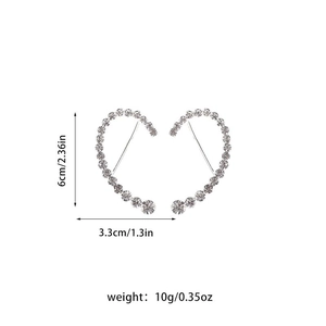 Dettaglio delle dimensioni e del peso degli orecchini a cuore con strass argento
