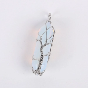Detalle de colgante árbol de la vida en hilo de plata con cristal de opalo blanco hexagonal