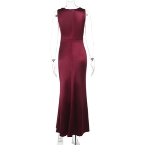 Détail de la robe en satin bordeaux montrant la coupe du dos et le lustre du tissu