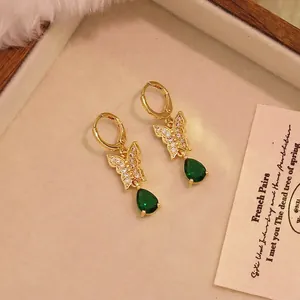 Elegante goldene Schmetterlings-Ohrhänger mit Zirkonia-Mikropavé und grünem Tropfenstein