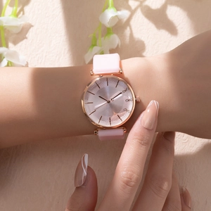 Montre femme en silicone rose et or rose avec cadran élégant orné de strass brillants