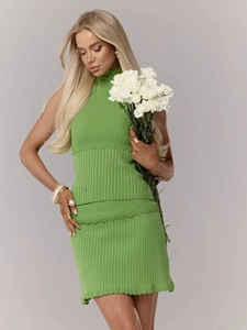 Ensemble chic en maille côtelée vert herbe avec haut sans manches et minijupe