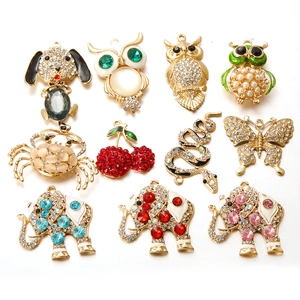 Golden animal pendants with colorful crystals and pearls for women's fashion necklaces