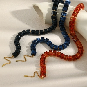 Colliers vintage avec perles cylindriques en acrylique bleu et ambre et chaîne dorée