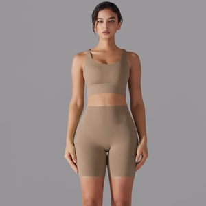Dettaglio del set yoga cammello con reggiseno senza cuciture e pantaloncini modellanti