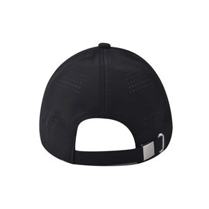 Dettaglio del cappellino sportivo nero con fori laser e fibbia in metallo