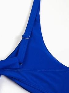 Dettaglio delle spalline del bikini blu regolabili con fibbie in metallo argentato