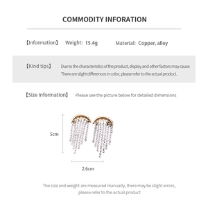 Spécifications de taille des boucles d'oreilles lune à pompons en cristal et alliage