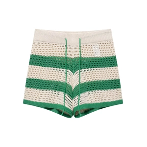 Detail der grün-weiß gestreiften Strickshorts mit Kordelzug und Häkelstruktur