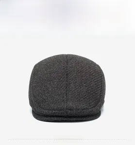 Vue de face de la casquette plate pour hommes avec doublure polaire et texture laine