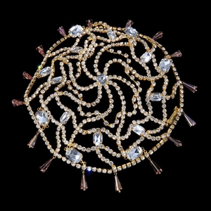 Chaîne de cheveux dorée avec spirales de strass et cristaux violets pendants