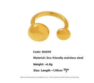 Détail de la bague champignon en acier inoxydable doré pesant 6,8 g et de taille 7