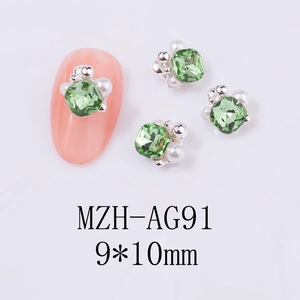 Nahaufnahme von 9x10mm grünen quadratischen Kristallen mit Perlen für Nageldesign