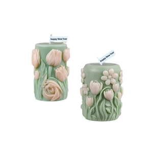 Grüne Zylinder-Kerzenformen mit 3D-Blumenrelief und Happy-New-Year-Anhänger