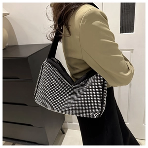 Nahaufnahme der funkelnden silbernen Strass-Achseltasche, getragen von einem Model