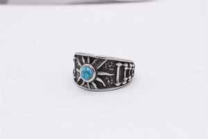 Détails d'une bague vintage en acier titane avec turquoise bleue et motifs de rayons