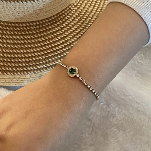 Détail d'un bracelet en pierre émeraude avec diamants pavés porté au poignet
