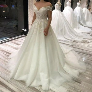 Elegante abito da sposa a spalle scoperte con pizzo e lungo strascico in tulle