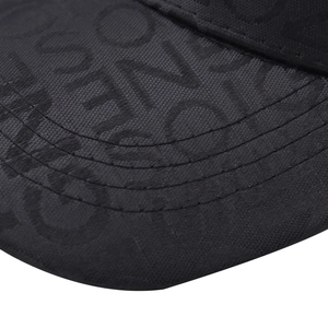 Gros plan sur casquette noire avec motifs de crâne en jacquard et lettrage logo BOSS