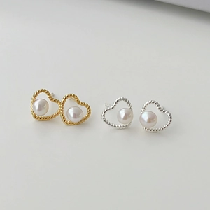 Elegant 925 silver hollow heart stud earrings with freshwater pearls in gold and silver