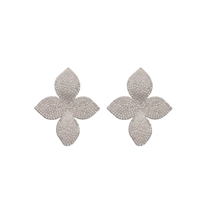 Orecchini a lobo a fiore in argento con pavé di cristalli e design a quattro petali