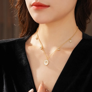 Dettaglio della collana placcata oro 18K con ciondolo ovale in madreperla e stelle