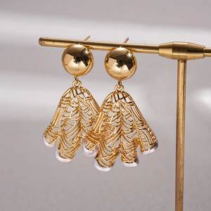 Detail of 18K gold plated hollow mesh earrings with elegant white pearl droplets