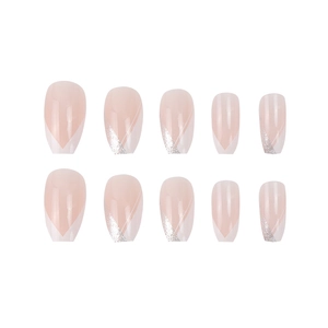 Elegantes uñas postizas largas de ataúd con base nude, puntas francesas en V y brillo plateado
