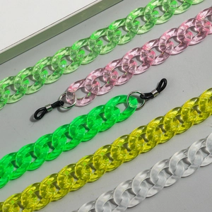 Detailansicht bunter Acryl-Brillenketten mit rutschfesten Silikonverbindern