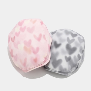 Bérets à motif cœur tie-dye rose et gris avec une texture de tissu doux et élégant