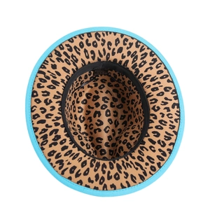 Détail d'un chapeau fedora avec extérieur bleu et doublure intérieure léopard