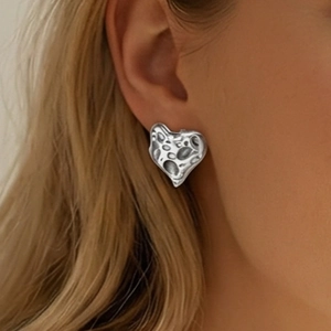 Gehämmerte herzförmige Ohrstecker mit strukturierter Silberoberfläche für Damenmode
