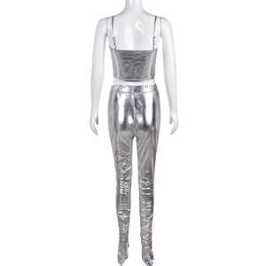 Rückansicht des silbernen Metallic-Crop-Tops und der gerafften Hose mit Glanzfinish