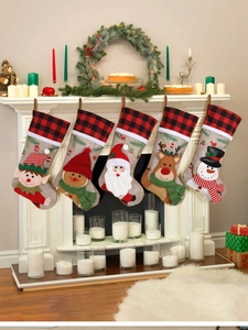 Set di 5 calze di Natale con personaggi 3D appese su un camino bianco decorato