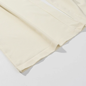 Vue macro détaillée de la texture du tissu à rayures verticales douces du pantalon beige