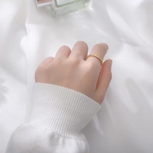 Elegant s925 silver gold-plated wavy ring with heart zircon worn on finger