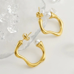 Irregular 18K gold plated stainless steel hoop earrings with white pearls at 45-degree angle