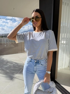 Détail de la texture du tissu et de l'encolure du T-shirt à manches courtes à rayures bleues