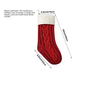 Dettaglio della calza di Natale in maglia rossa con texture e tabella delle taglie