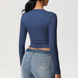 Vue arrière du haut de yoga bleu marine ajusté montrant la texture et les coutures du tissu