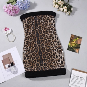 Flat lay van luipaard lovertjesjurk met imitatiebont en elegante accessoires