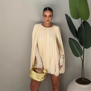 Robe cape jaune pâle élégante avec col rond plissé pour un style sophistiqué d'été